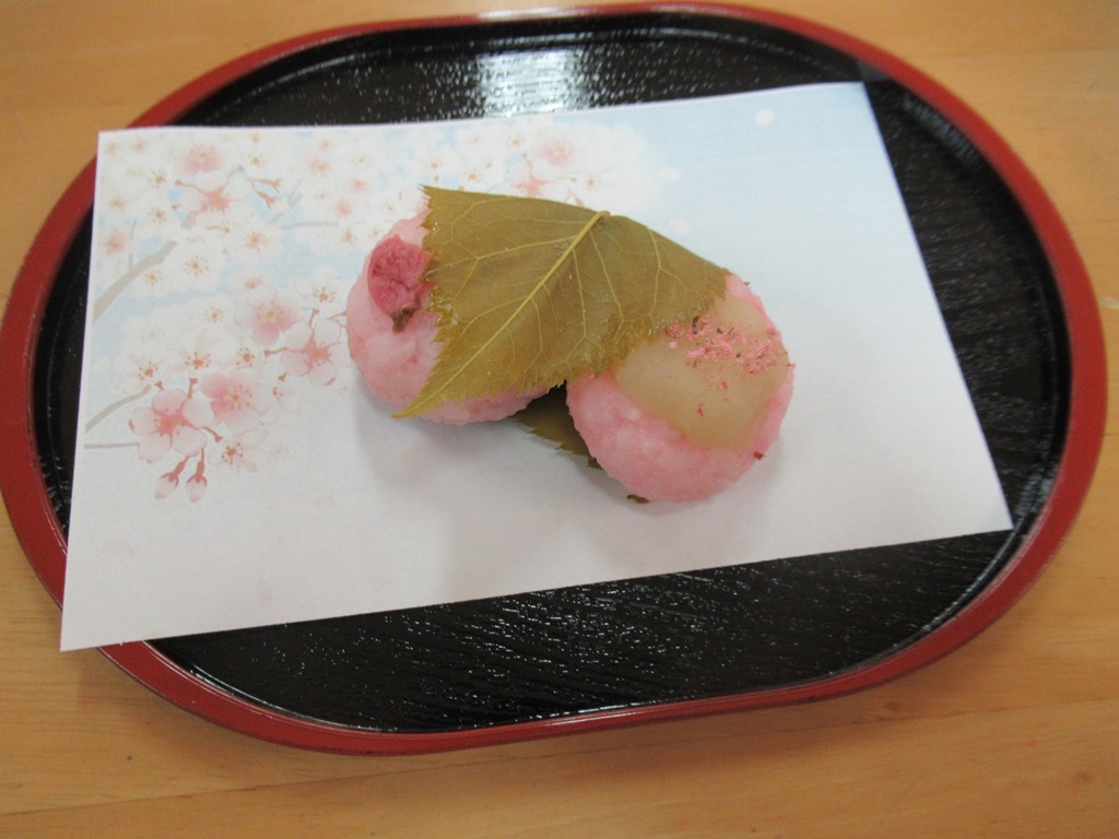 デイサービスオアシスきずり　「手作りおやつイベント【桜餅】」を開催しました2